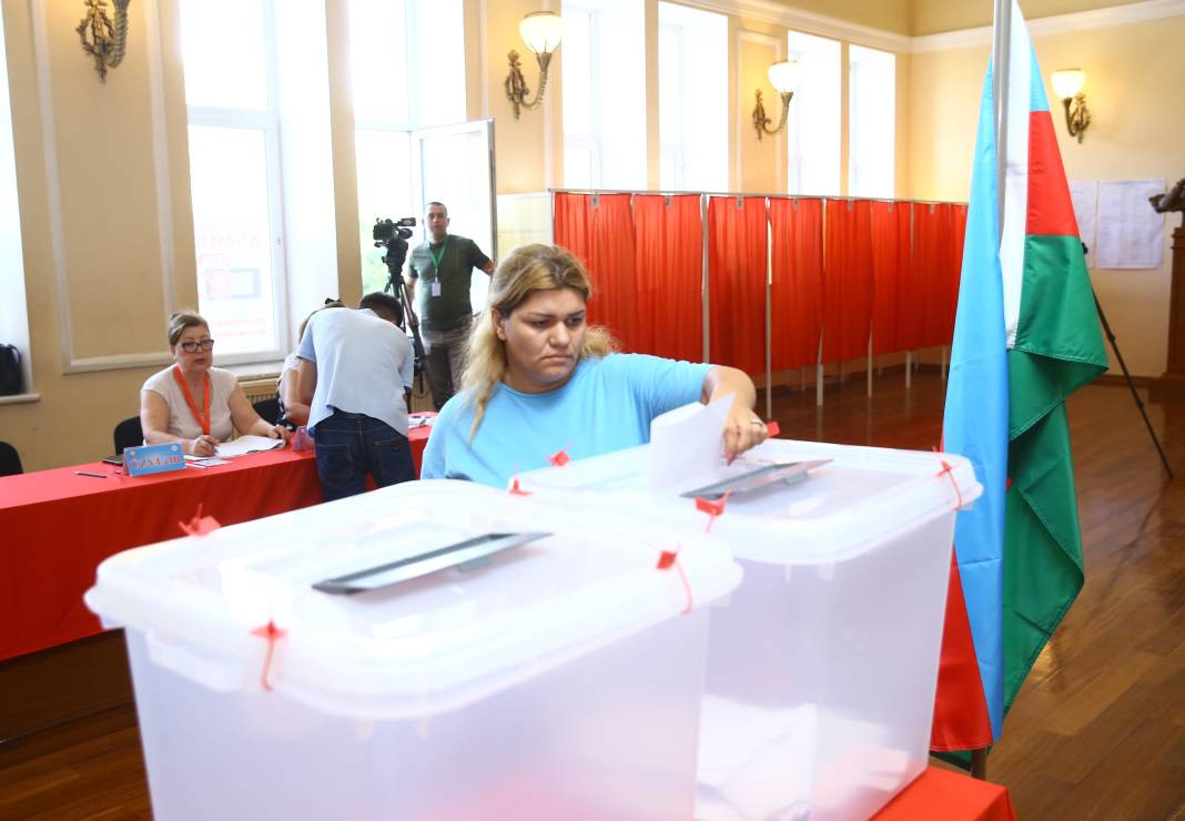 Azerbaycan'da seçim günü: Oy verme işlemi başladı - Resim: 11